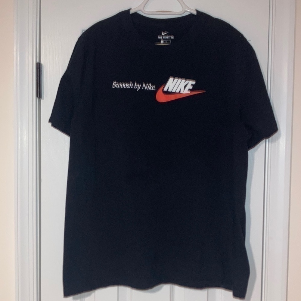 𝅺MEN’S “The Nike Tee”